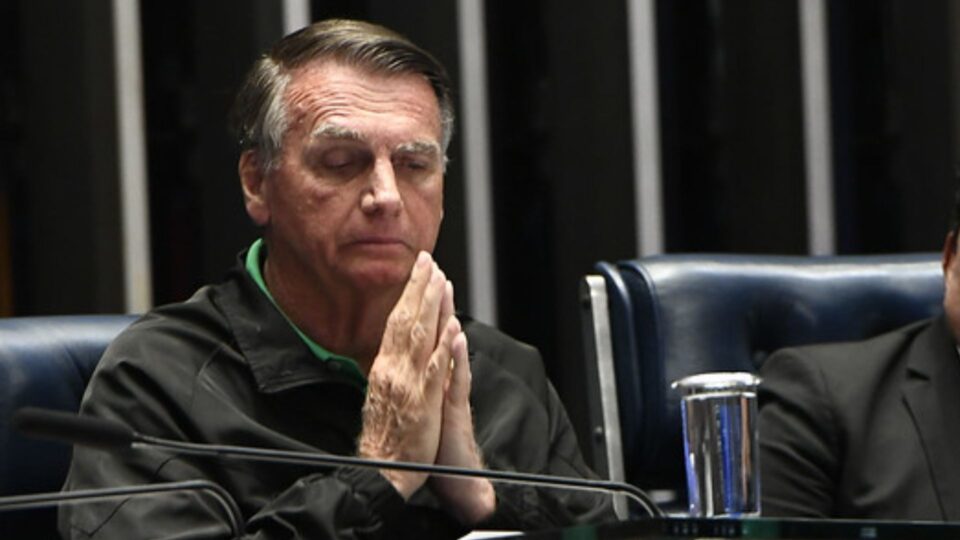 Bolsonaro pede orações em visita ao Senado e nega tentativa de golpe