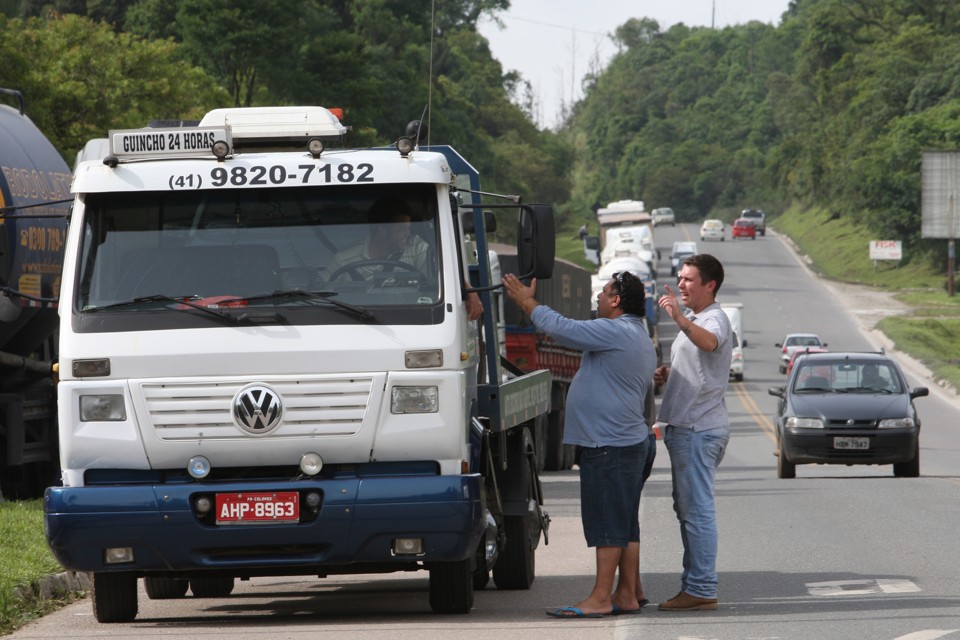 Paralisação dos motoristas na manhã desta terça (10), em Almirante Tamandaré. | Aniele Nascimento/Gazeta do Povo