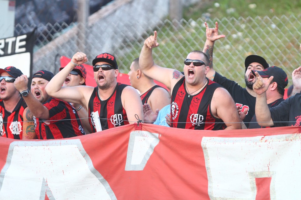 Torcida protesta contra a desclassificação do Atlético no Estádio do Café | Gilberto Abelha/Jornal de Londrina