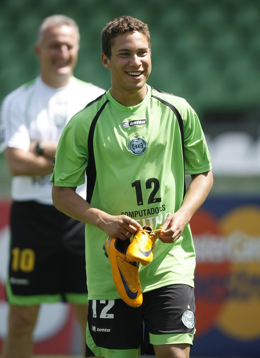 Marlos - com Pedro Ken ao fundo - está confirmado entre os titulares