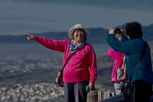 Marcos Rangel (à frente), Miguel e Diego carregam Josh Duhamel em cena do terror "Turistas" | G1/Globo Online