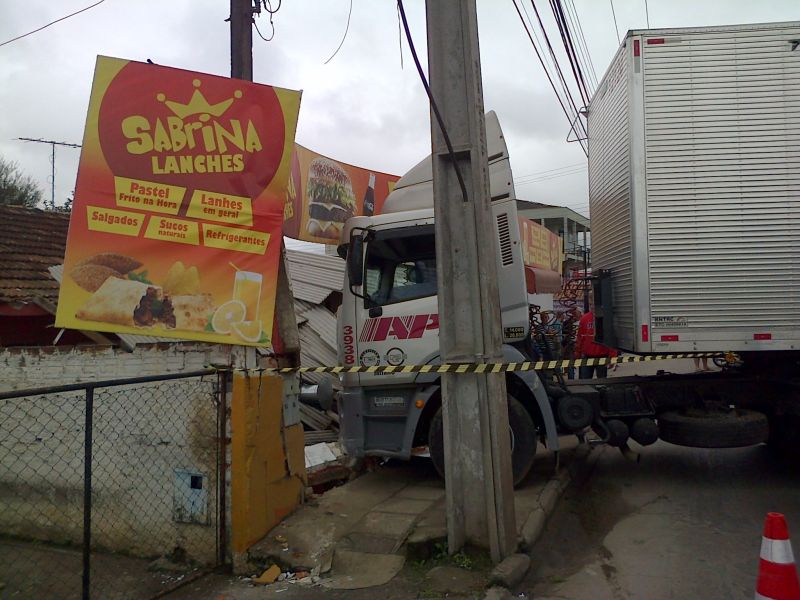 Além dos sete postes derrubados, outros ficaram retorcidos | Ivonaldo Alexandre/Gazeta do Povo