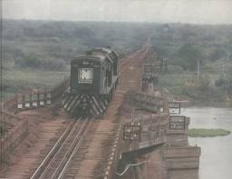 Em Umuarama, estrada é engolida por erosão | Reprodução Paraná TV