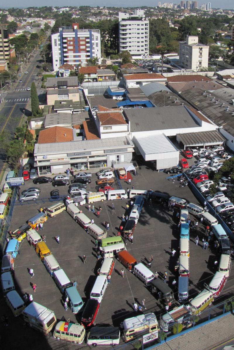 Os atores Armando Júnior e Neto de Oliveira discutem seus fracassos na kombi | Divulgação/FTC