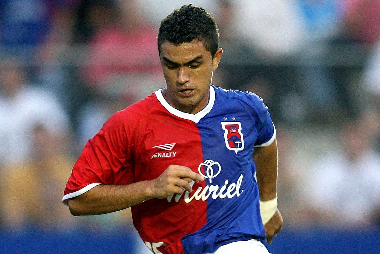 Caçado em campo, Dinelson reclama de violência dos zagueiros | Rodolfo Bührer / Gazeta do Povo