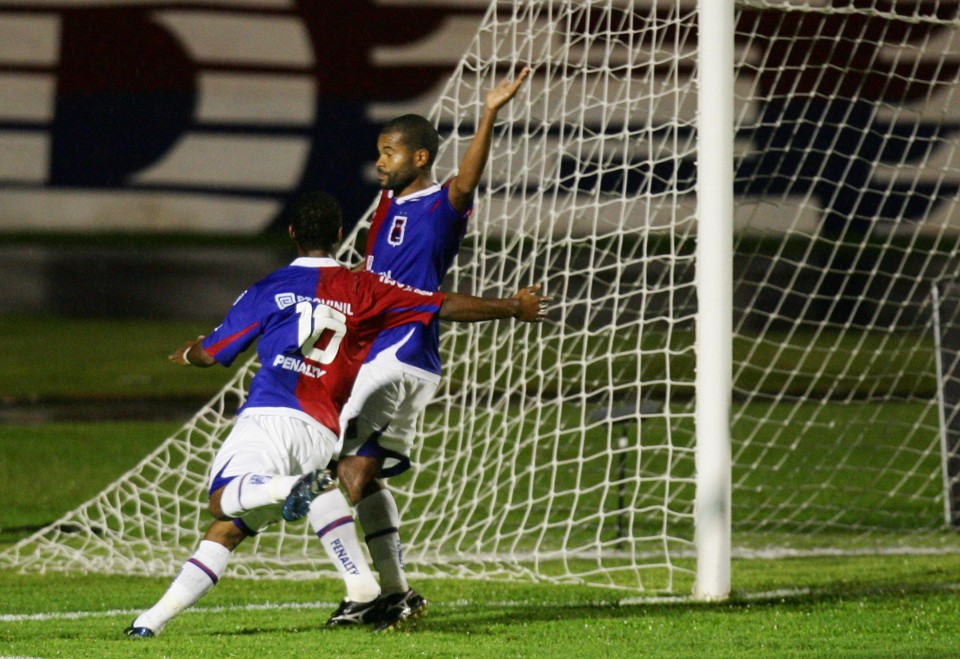 O primeiro jogo foi uma verdadeira "guerra", mas o Paraná saiu vitorioso com o convincente placar de 2 a 0 | Daniel Castellano / Gazeta do Povo