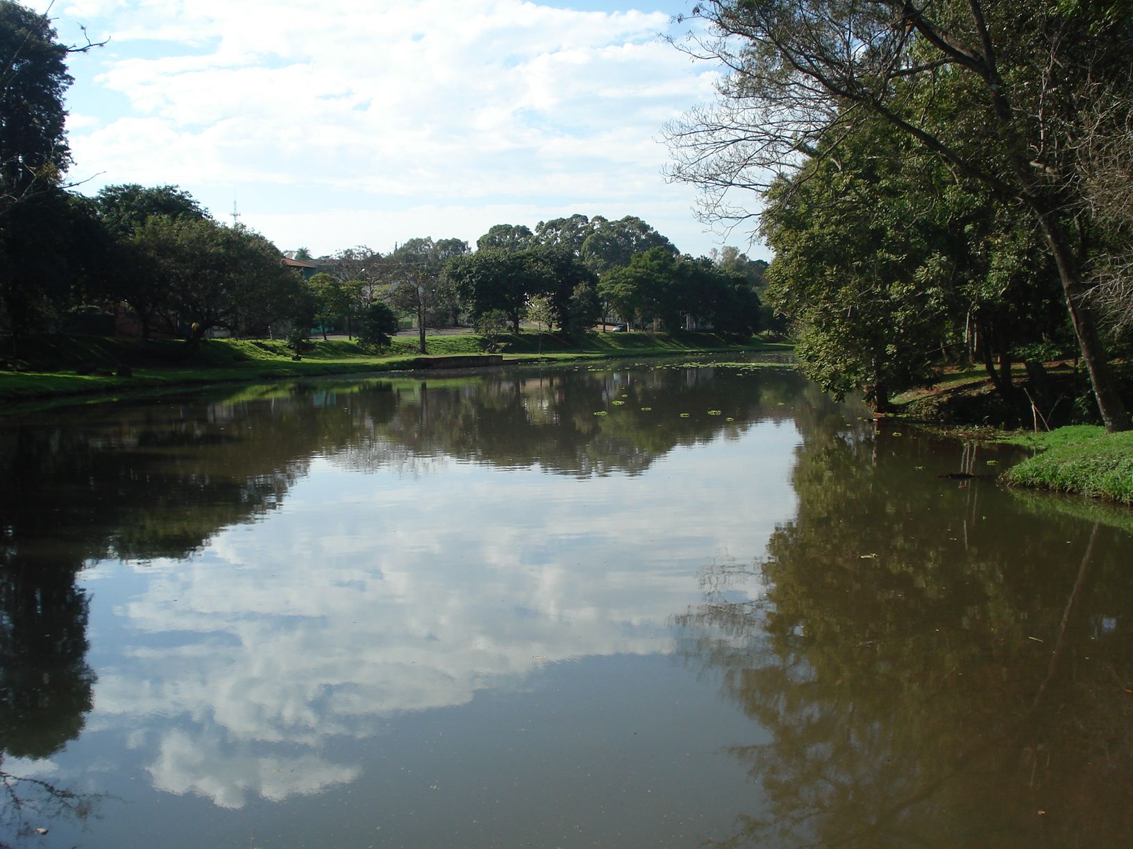 Claudia e Pedro Carmona, na ponte sobre o Arroio Chuí (RS). |
