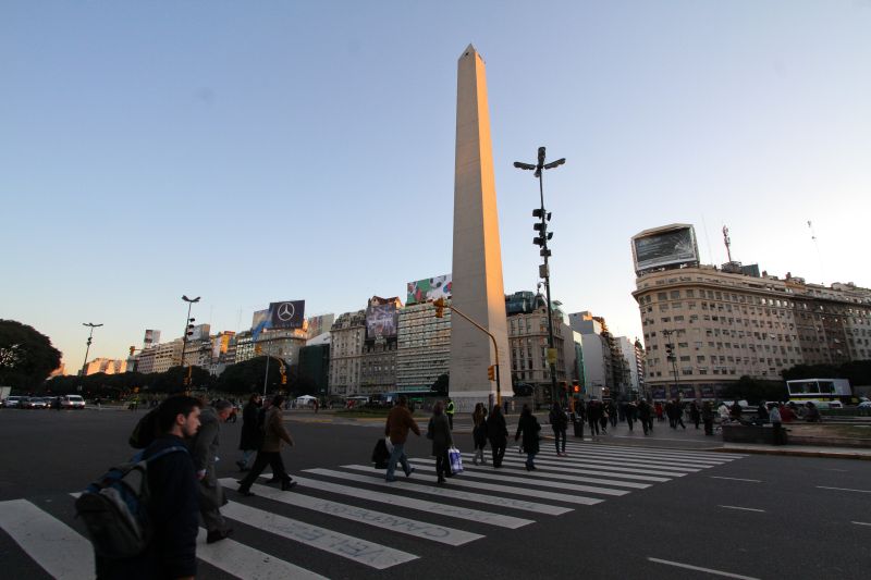 O favorito na eleição para prefeito de Buenos Aires, Mauricio Macri, à esquerda, e o concorrente Daniel Filmus, à direita | Juan Mabromata/AFP