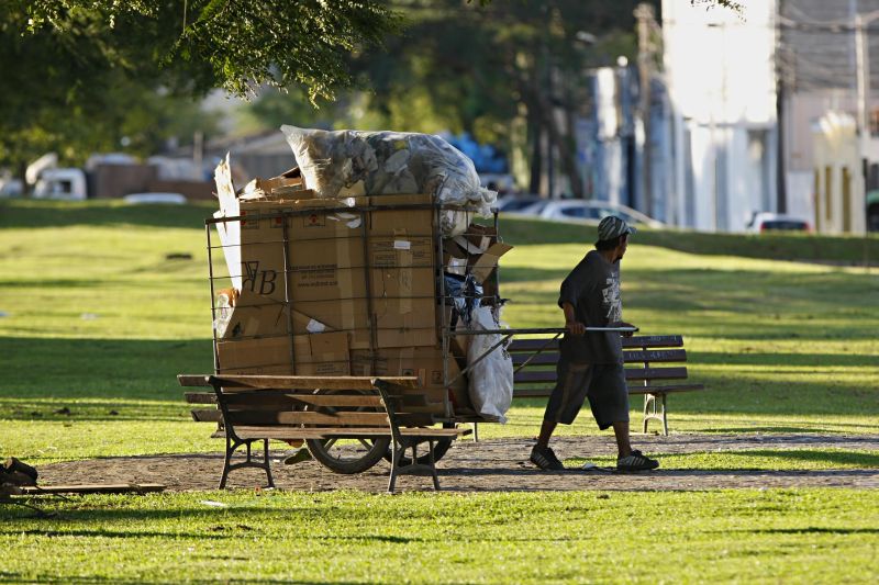 Jairo Mattos e Paulo Gorgulho em cena de "Cata-Dores" | Divulgação/Calvin Entretenimento
