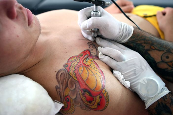 Taxista depilou o corpo inteiro e fez uma tatuagem para ganhar o fusca | Gazeta do Povo