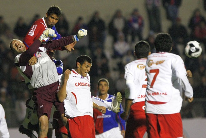 Jogadores deixam o gramado cabisbaixos e sentem a revolta dos torcedores | 