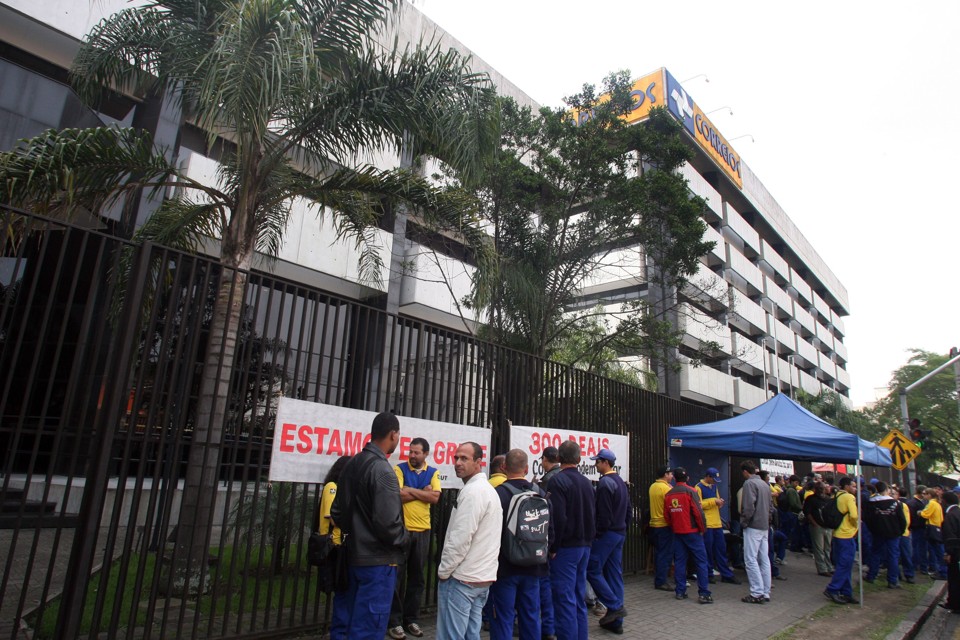 Grevistas dos Correios fizeram passeata pelo centro de Curitiba | Hedeson Alves/Gazeta do Povo