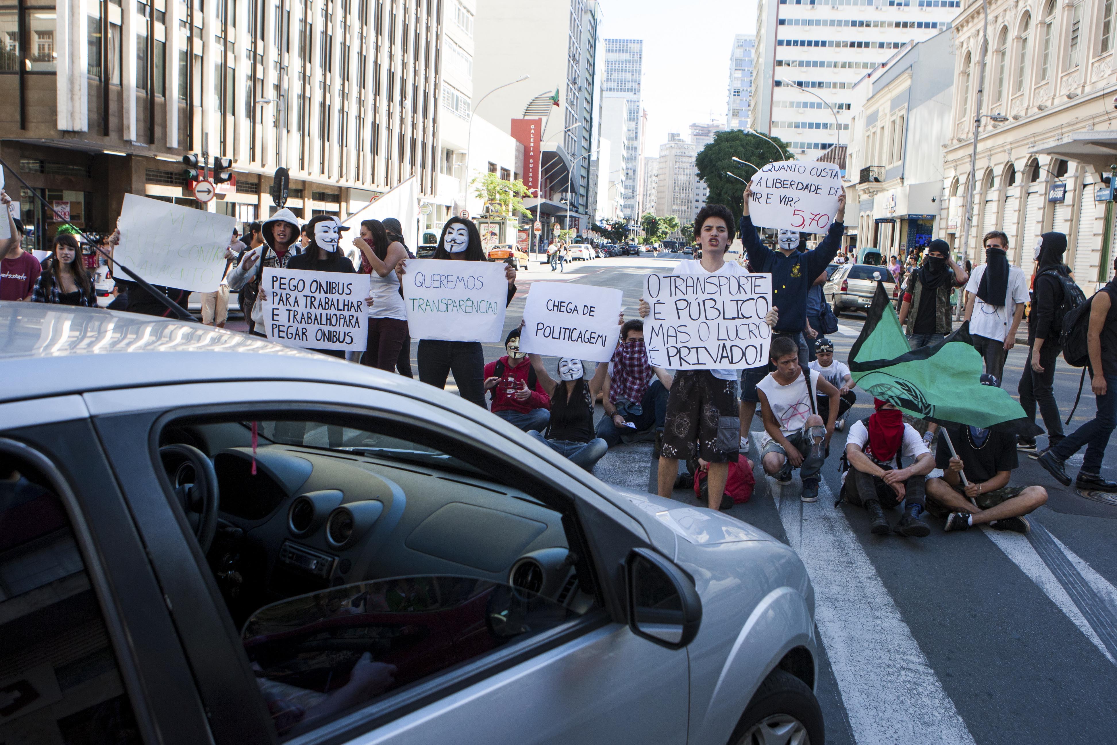 Poucas pessoas pararam para ver o "protesto" na Assembléia Legislativa | Valterci Santos/Gazeta do Povo