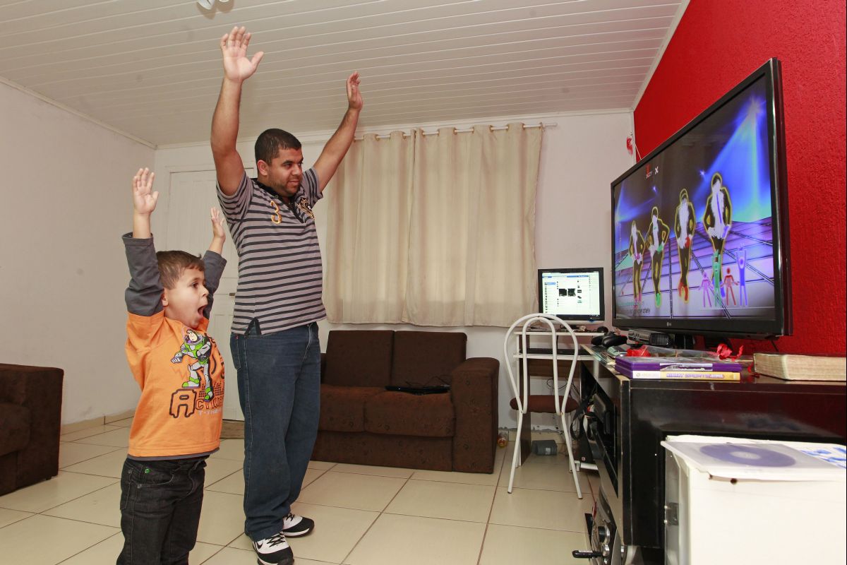 Renan (ao centro) e Guilherme Cerqueira (à direita) no pódio de "Carom 3D" | Divulgação