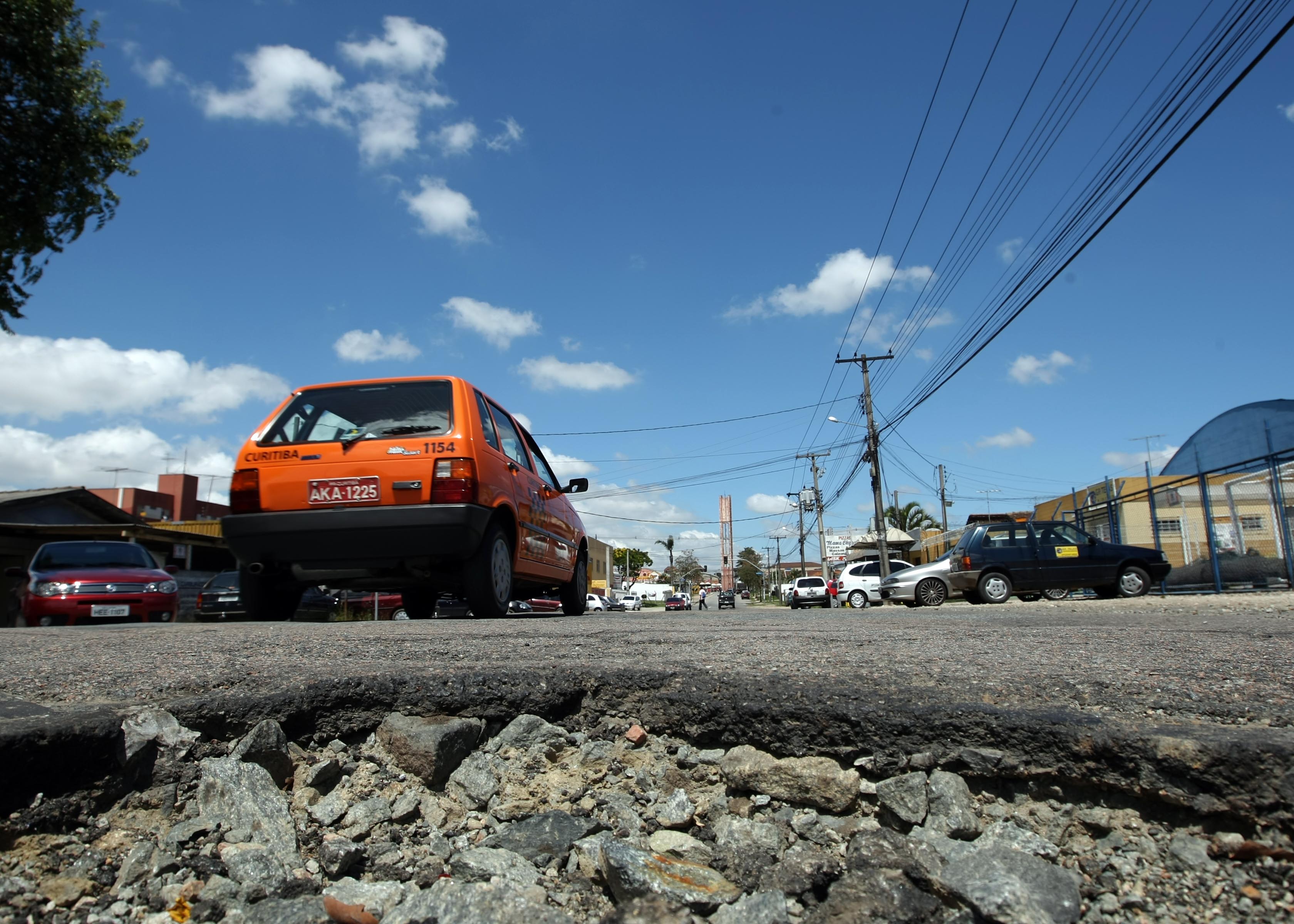 Rua Deputado Waldemiro Pedroso, no Capão Raso: buracos em toda a parte | Albari Rosa/Gazeta do Povo