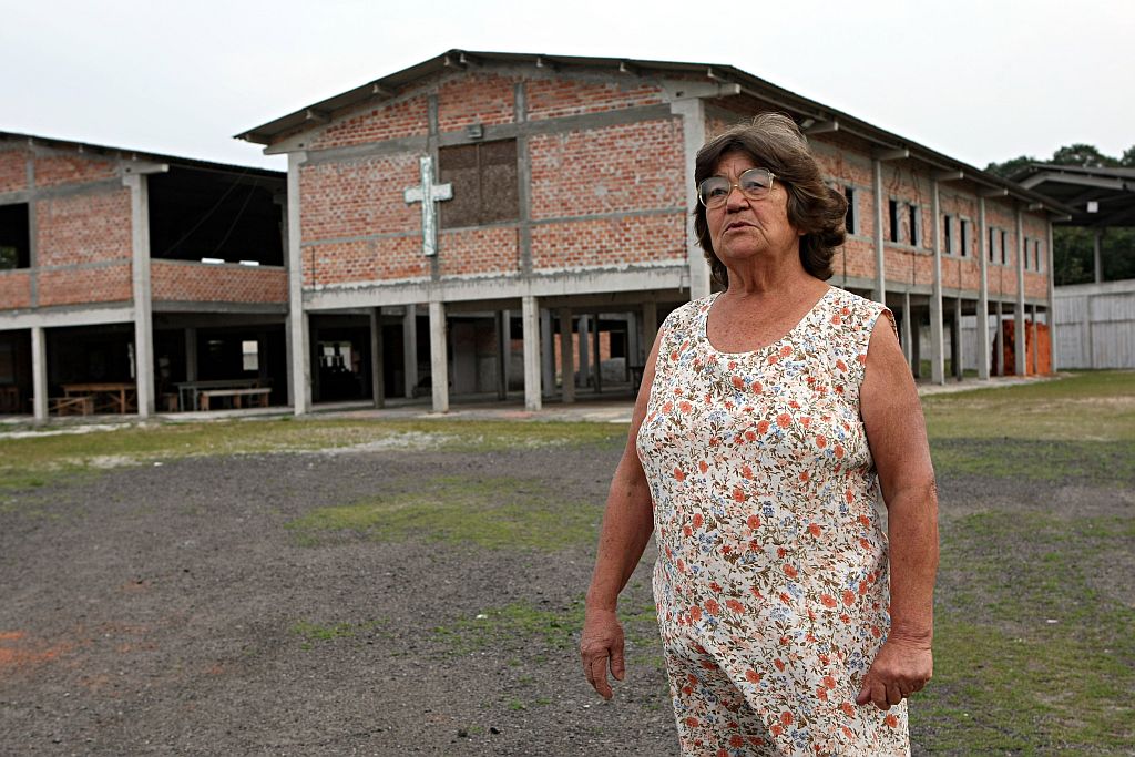 Edileusa, em frente à obra inacabada da Pastoral Rodoviária: Sinto uma dor grande, mas pelo menos agora vamos fazer um velório bonito para ele | Albari Rosa/Gazeta do Povo