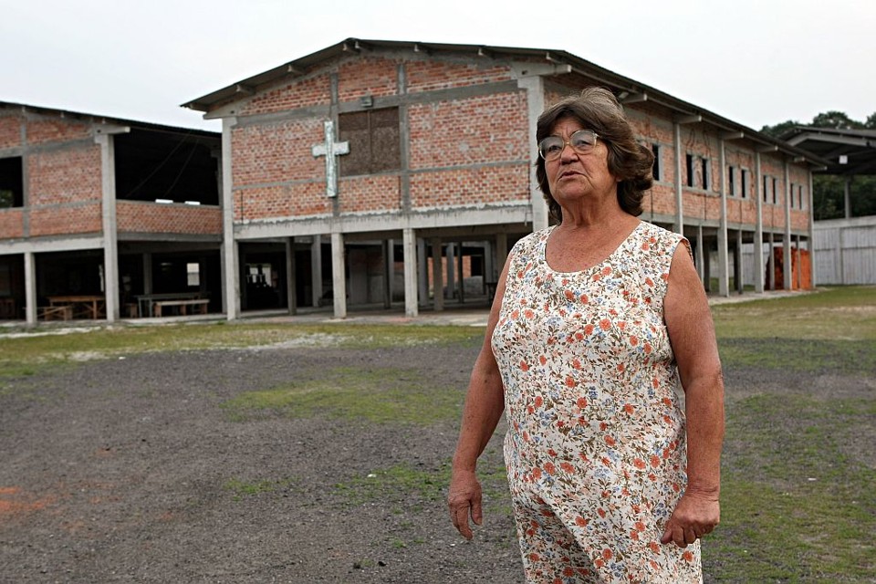 Edileusa, em frente à obra inacabada da Pastoral Rodoviária: Sinto uma dor grande, mas pelo menos agora vamos fazer um velório bonito para ele | Albari Rosa/Gazeta do Povo
