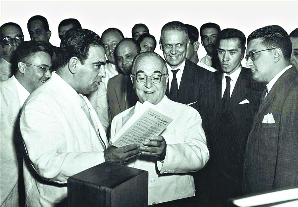 José Olympio, na sua festa de 50 anos, apresenta a Getúlio Vargas o livro Águas Passadas, de Costa Rego | Divulgação