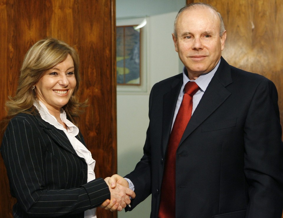 Lina Vieira cumprimenta o ministro da Fazenda Guido Mantega; nova secretária destaca-se por ser opositora do Simples Nacional | Jamil Bittar/Reuters