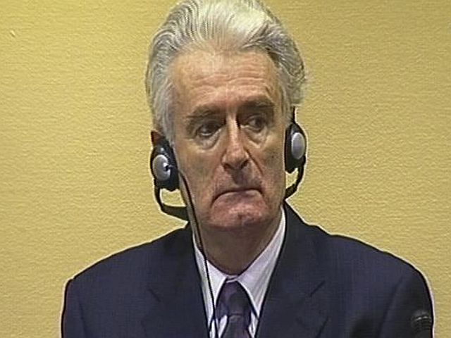 Reprodução de vídeo mostra o ex-líder dos sérvios na Bósnia, Radovan Karadzic, novamente sem barba, diante do Tribunal Penal Internacional nesta quinta-feira (31) em Haia | Reuters
