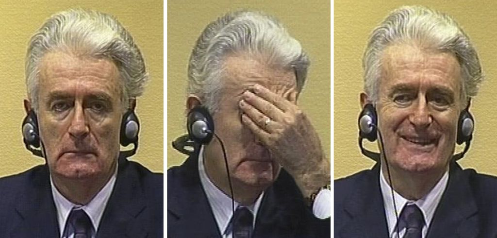 Radovan permaneceu tenso durante sua primeira "visita" ao tribunal de crimes de guerra: algumas vezes enxugou a testa e soltou declarações em sérvio | ICTY / Reuters