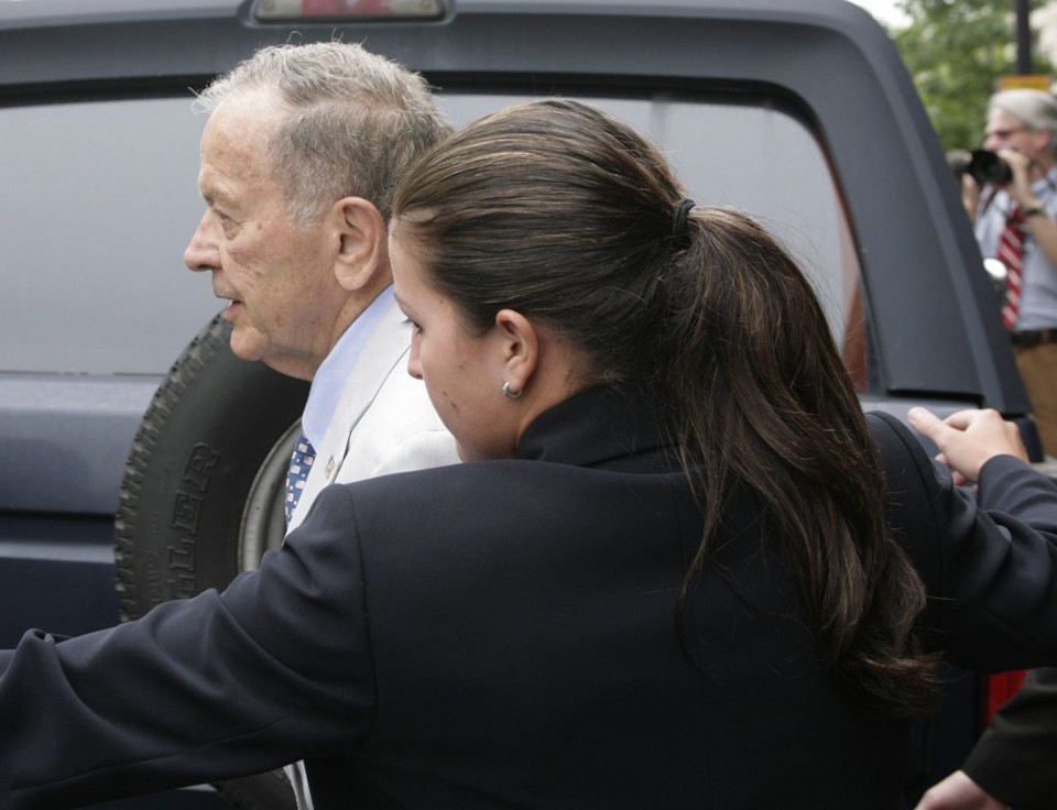 Indiciado em sete acusações de mentir, o senador Stevens se apresentou à corte federal americana, mas vai ficar em liberdade sob fiança | Yuri Gripas / Reuters