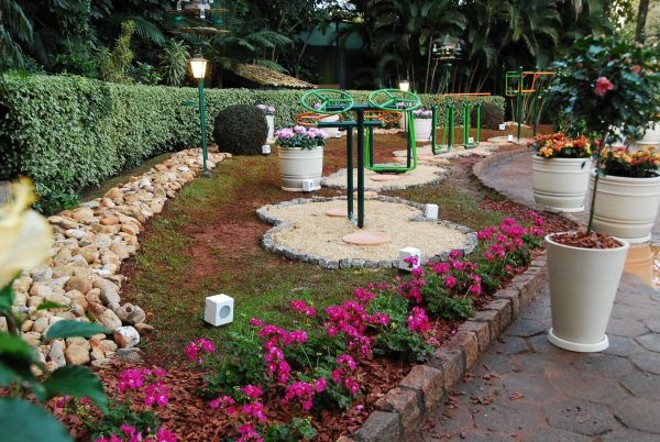 Ao ar livre: O Playground da Longevidade traz equipamentos de ginástica em chão de lascas de madeira e pedriscos. Nas plantas, os gardênios são o carro-chefe. Projeto da paisagista Patrícia Vilela e do arquiteto Guilhermo Alvarez |