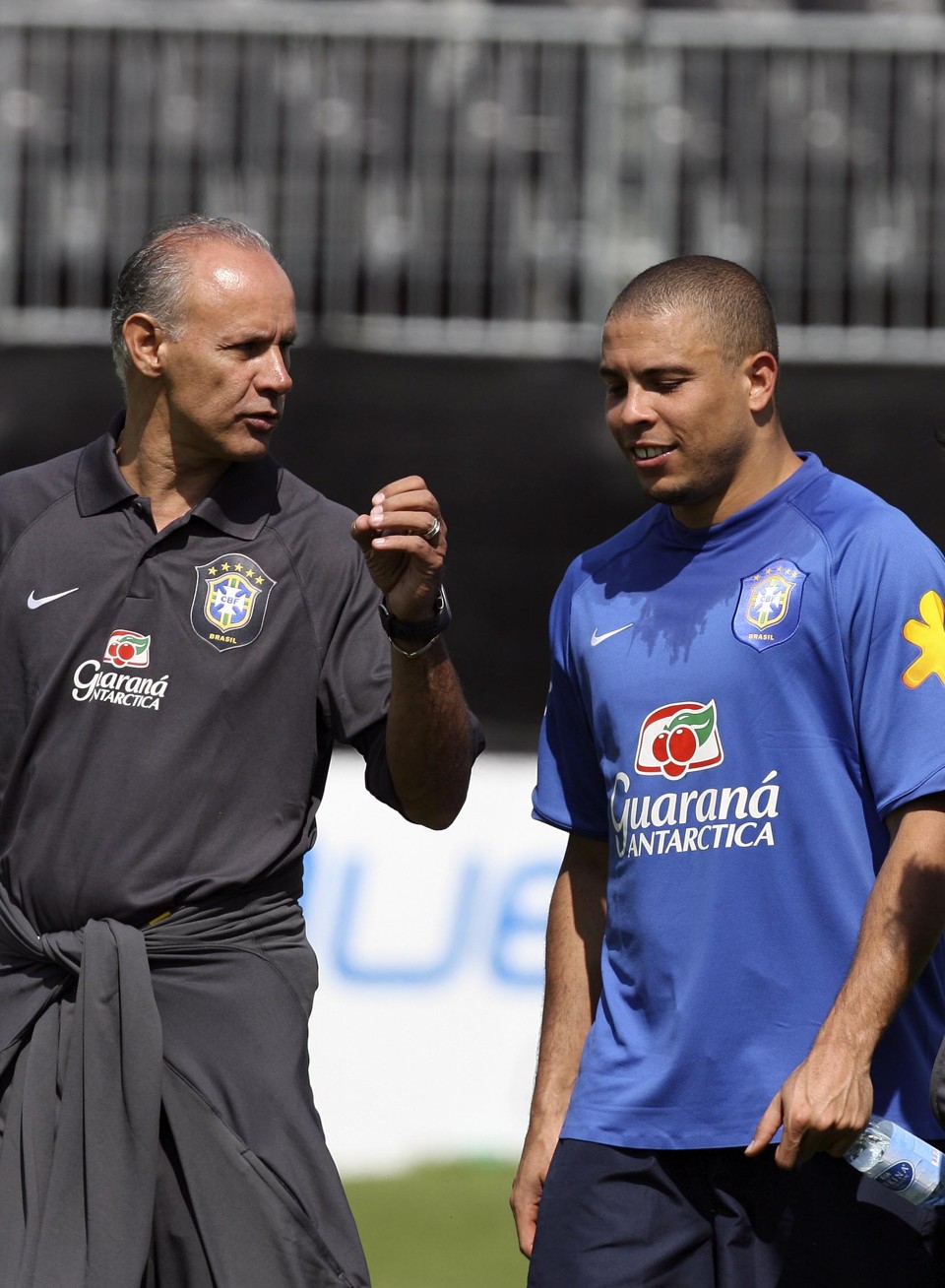 Moacir Santana(a esq) com Ronaldo na seleção brasileira | Albari Rosa / Gazeta do Povo