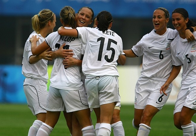 Time da Nova Zelândia comemora gol, abrindo vantagem de dois gols |