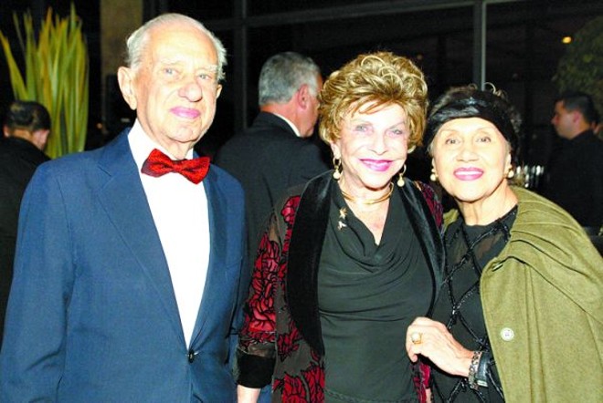 Analzira Carneiro (à esq.) e Zilda Fraletti (foto1); o casal Helena e Moysés Paciornik e Leonida de Azevedo Romanó (foto 2), no coquetel oferecido pela Rede Paranaense de Comunicação após o concerto da Orquestra Sinfônica do Paraná, que abriu as comemorações pelos 90 anos da Gazeta do Povo. O evento lotou o Guairão na última quinta-feira |