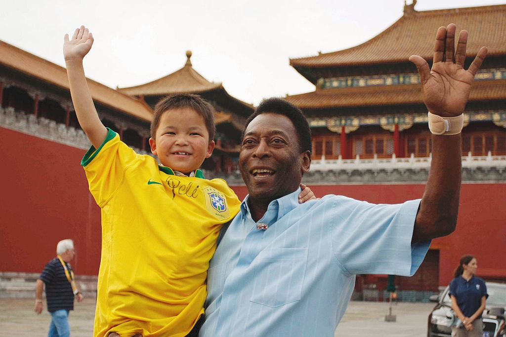 Pelé posa com Lin Hao na Cidade Proibida: ex-jogador convidou os chineses a estarem no Rio em 2016. | Washington Alves/ COB