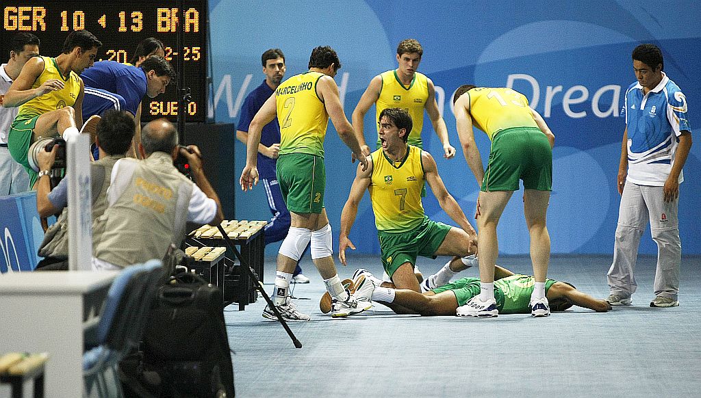 Apesar do susto geral, e da preocupação do capitão Giba (7), a queda do líbero Serginho ao tentar salvar uma bola diante da Alemanha não teve consequências graves. | Jonathan Campos, enviado especial/ Gazeta do Povo
