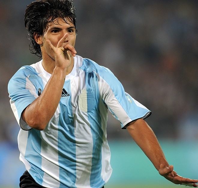 Aguero comemora um de seus gols contra o Brasil |