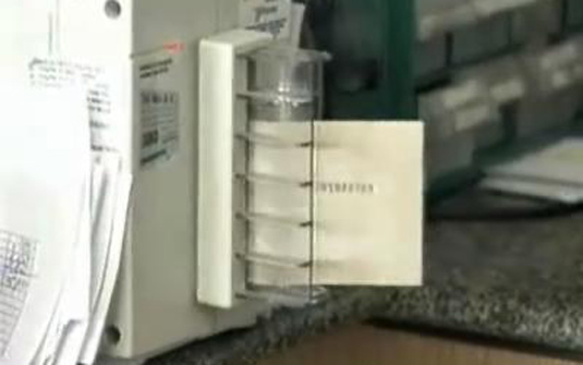 Cheques preenchidos em máquinas são adulterados em microondas em SC | Reprodução/RBSTV