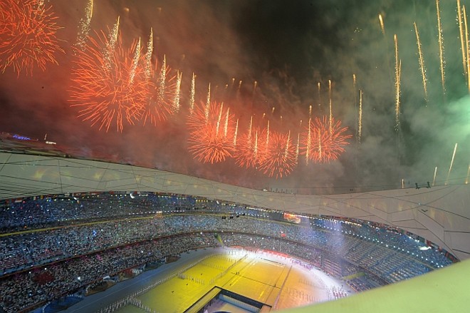 Fogos de artifício iluminam o Estádio Nacional |