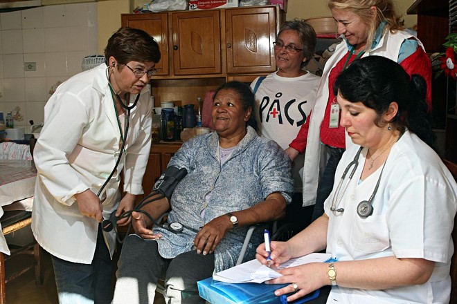 Maria Aparecida da Silva, 62 anos, é amparada pela equipe de PSF: resgate | 