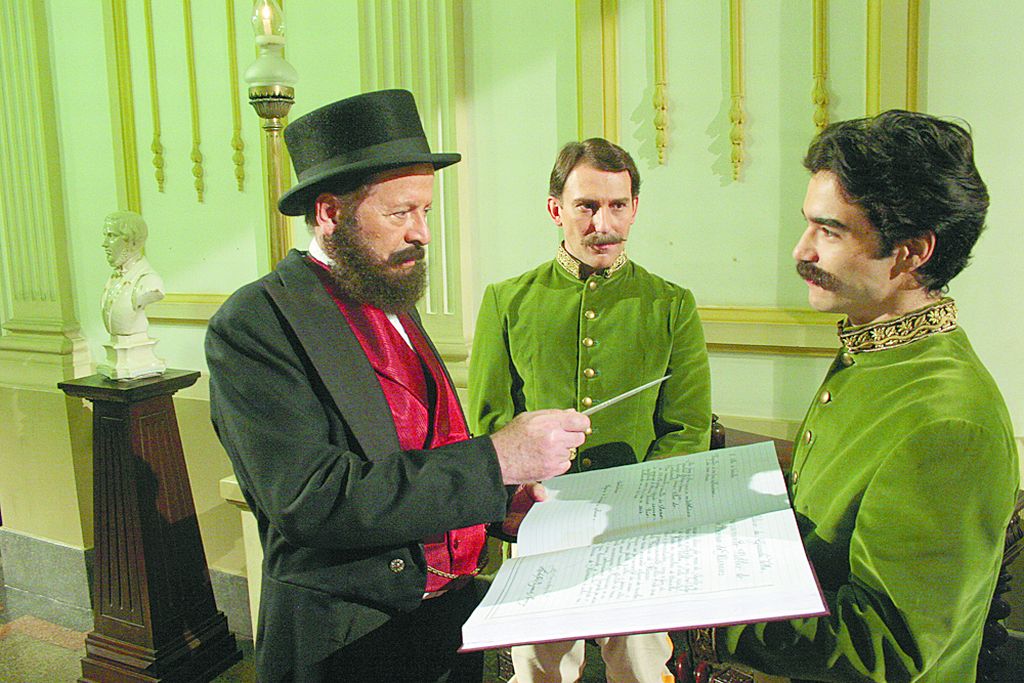 Carlos Vereza, Caio Blat e Paulo Goulart Filho em cena de Bezerra de Menezes: o Diário de um Espírito | Divulgação