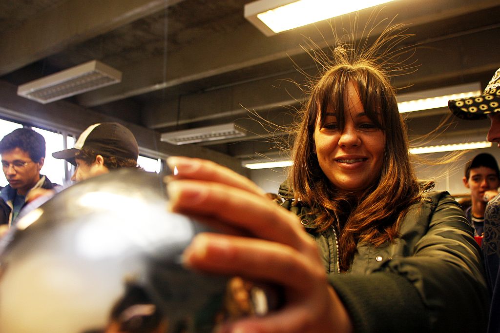 Jéssica Luana Almeida foi conhecer as experiências do estande de Física | Daniel Derevecki/ Gazeta do Povo