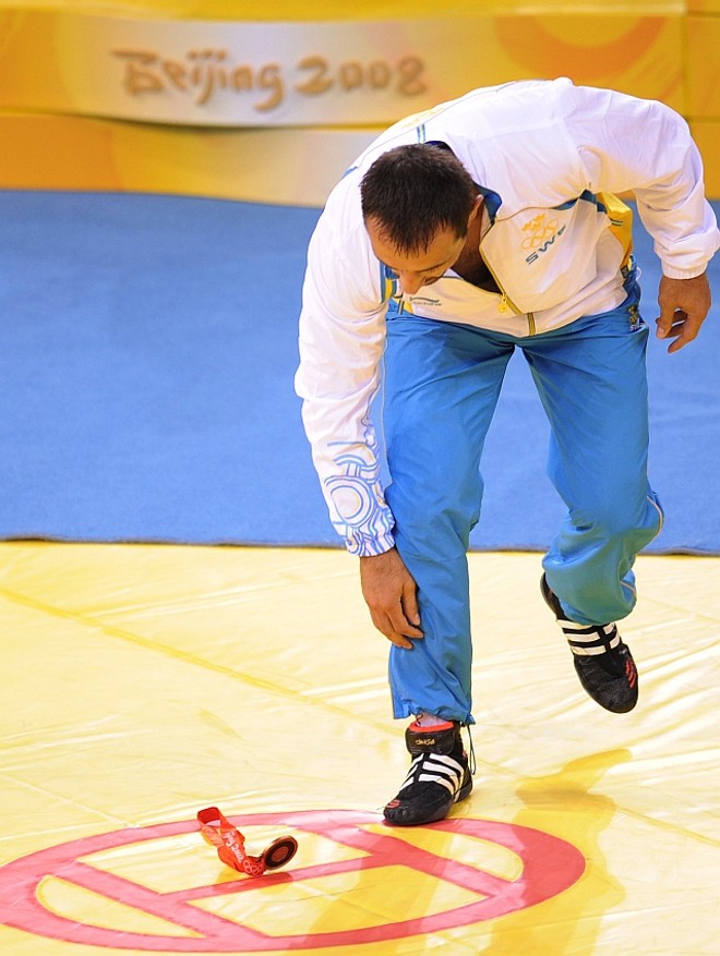 E joga a medalha no chão |