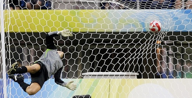 A bola chutada por Daniela Alves entra no alto do gol de Skarbo | 