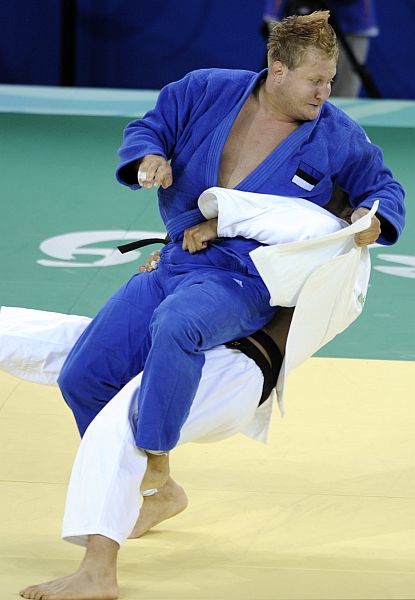Apontado como candidato favorito à medalha, João Gabriel Schlittler (de branco) foi eliminado na repescagem pelo bronze. | Kazuhiro Nogi/ AFP