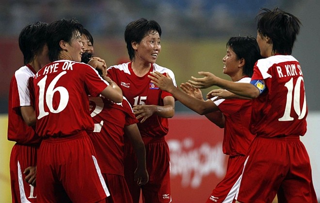 Jogadoras da Coréia do Norte comemoram após o gol de Hwa Kim |