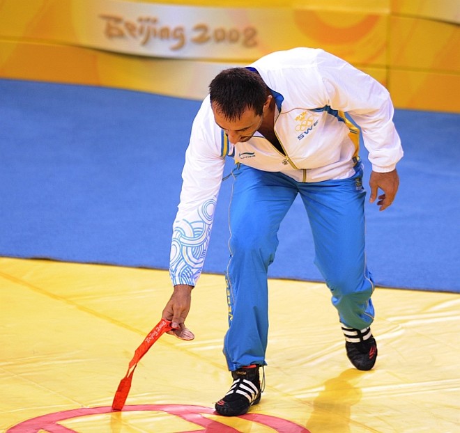 Medalha de bronze é jogada no chão por Ara Abrahamahian |