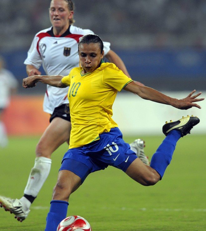 Marta chuta com seu pé esquerdo; a canhotinha do Brasil fez um gol e deu passe para outro |
