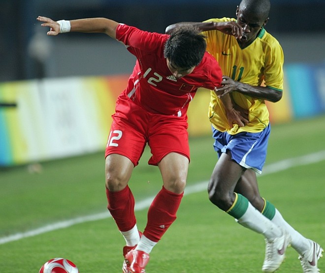 Ramires tenta o combate sobre Cui Peng disputam a jogada na lateral; China dificultou jogo para o Brasil | 