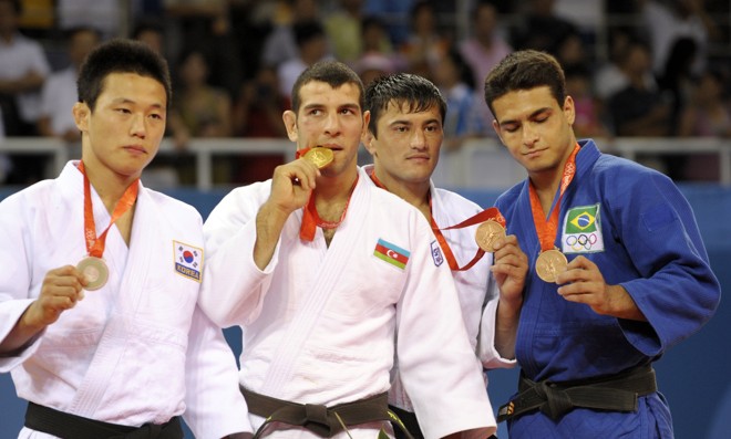 Leandro Guilheiro comemora com a medalha de bronze no peito |