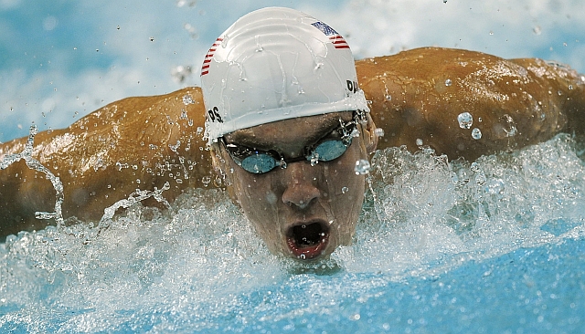 Além da fome de medalhas, Michael Phelps tem fome de muita massa e bebida energética | TIMOTHY C. CLARY/AFP
