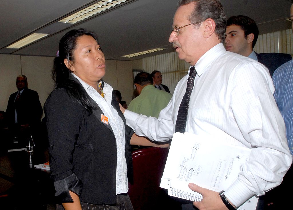 Joênia Batista Carvalho, ao lado do ministro da Justiça, Tarso Genro: primeira advogada de origem indígena teve de passar por preconceitos para concluir curso | Elza Fiuza/ABr