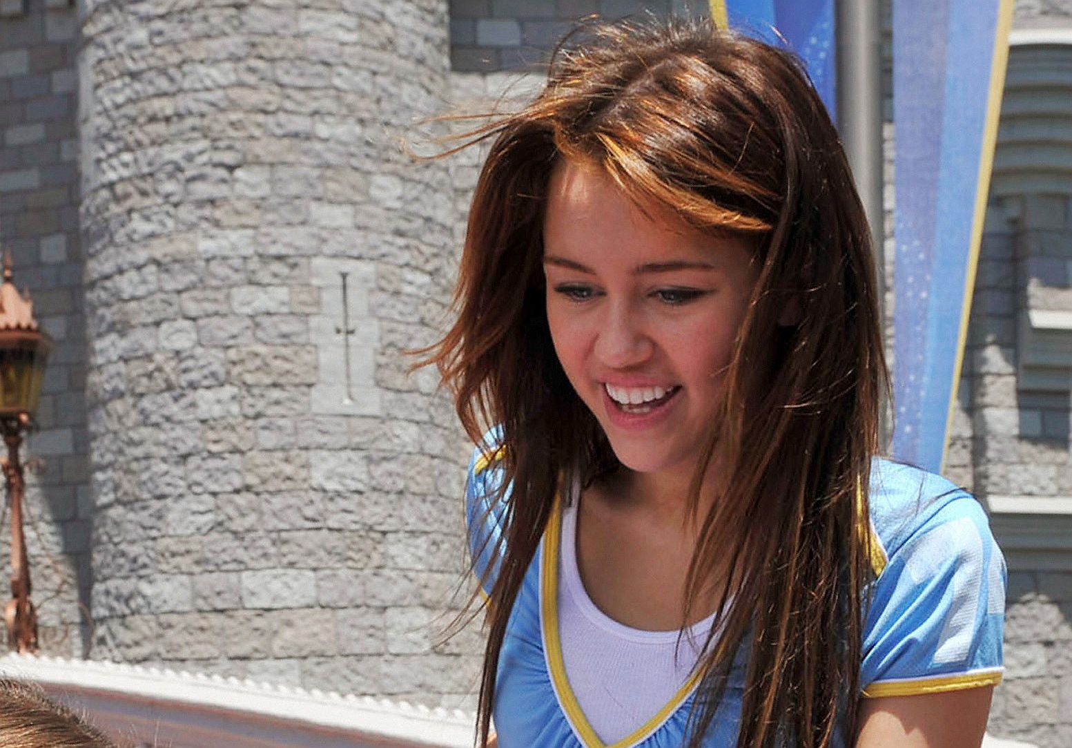 Miley Cyrus encabeça o 1.º lugar dos jovens que mais receberam no último ano ao lado de Daniel Radcliffe | AFP/Disney/Garth Vaughan