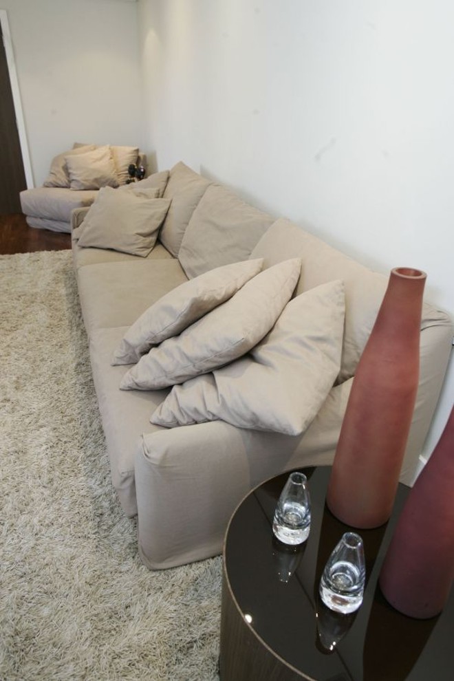 Capa em sarja da Inove Store para sofá modelo Jeta. Preço: R$ 2.400 |